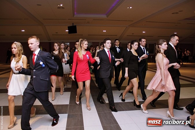 Zdjęcie w galerii na portalu naszraciborz.pl: II LO bawi się na studniówce w Zakrzowie wiadomości z regionu