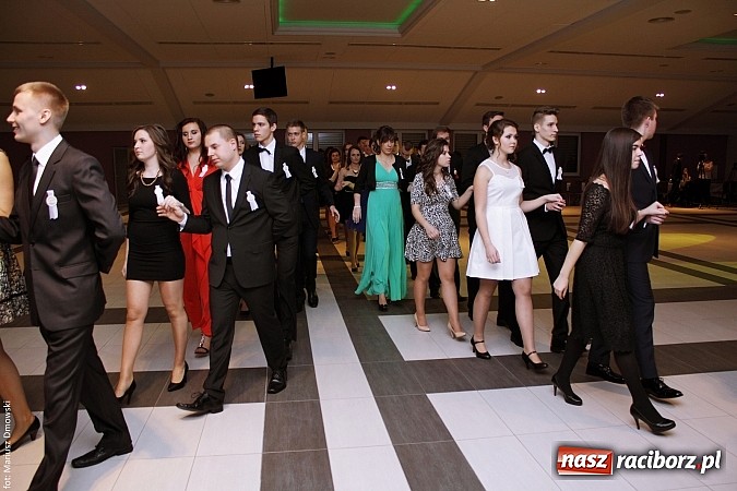 Zdjęcie w galerii na portalu naszraciborz.pl: II LO bawi się na studniówce w Zakrzowie wiadomości z regionu