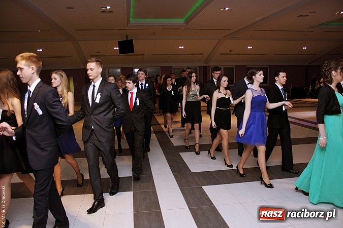 Zdjęcie w galerii na portalu naszraciborz.pl: II LO bawi się na studniówce w Zakrzowie wiadomości z regionu