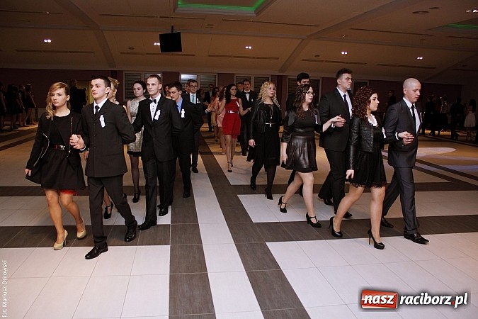 Zdjęcie w galerii na portalu naszraciborz.pl: II LO bawi się na studniówce w Zakrzowie wiadomości z regionu