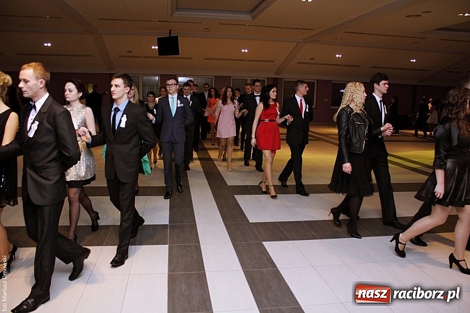 Zdjęcie w galerii na portalu naszraciborz.pl: II LO bawi się na studniówce w Zakrzowie wiadomości z regionu