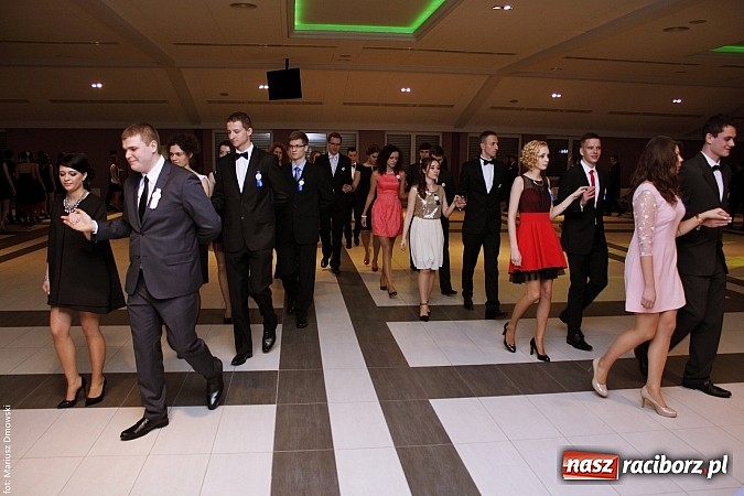 Zdjęcie w galerii na portalu naszraciborz.pl: II LO bawi się na studniówce w Zakrzowie wiadomości z regionu