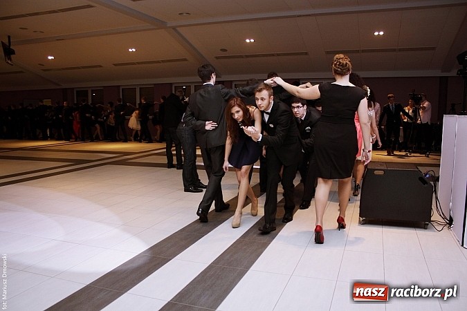 Zdjęcie w galerii na portalu naszraciborz.pl: II LO bawi się na studniówce w Zakrzowie wiadomości z regionu