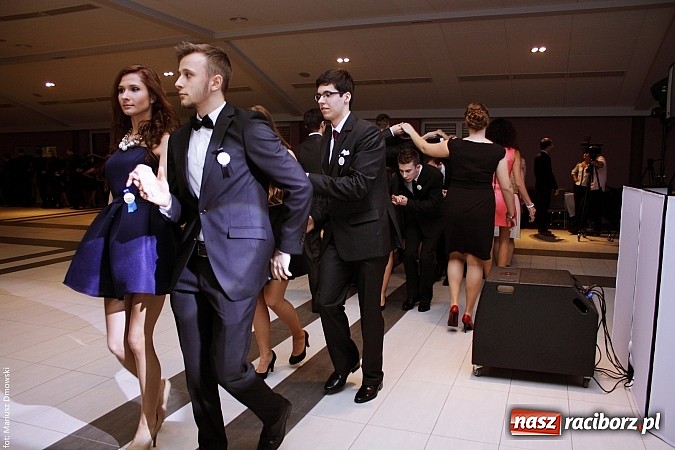 Zdjęcie w galerii na portalu naszraciborz.pl: II LO bawi się na studniówce w Zakrzowie wiadomości z regionu