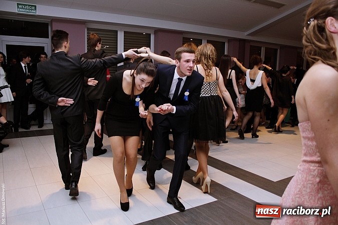 Zdjęcie w galerii na portalu naszraciborz.pl: II LO bawi się na studniówce w Zakrzowie wiadomości z regionu