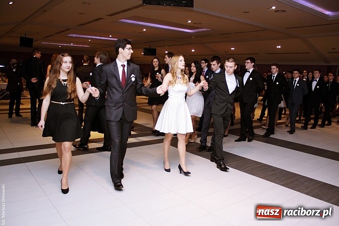 Zdjęcie w galerii na portalu naszraciborz.pl: II LO bawi się na studniówce w Zakrzowie wiadomości z regionu