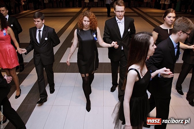 Zdjęcie w galerii na portalu naszraciborz.pl: II LO bawi się na studniówce w Zakrzowie wiadomości z regionu