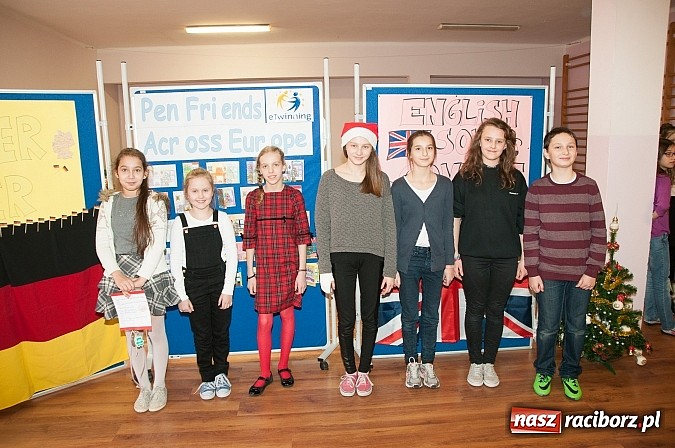 Zdjęcie w galerii na portalu naszraciborz.pl: Świąteczne piosenki w językach coraz mniej obcych w SP 18 wiadomości z regionu