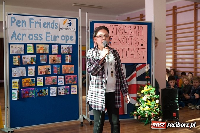 Zdjęcie w galerii na portalu naszraciborz.pl: Świąteczne piosenki w językach coraz mniej obcych w SP 18 wiadomości z regionu
