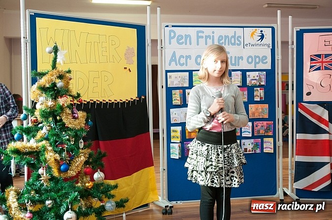 Zdjęcie w galerii na portalu naszraciborz.pl: Świąteczne piosenki w językach coraz mniej obcych w SP 18 wiadomości z regionu