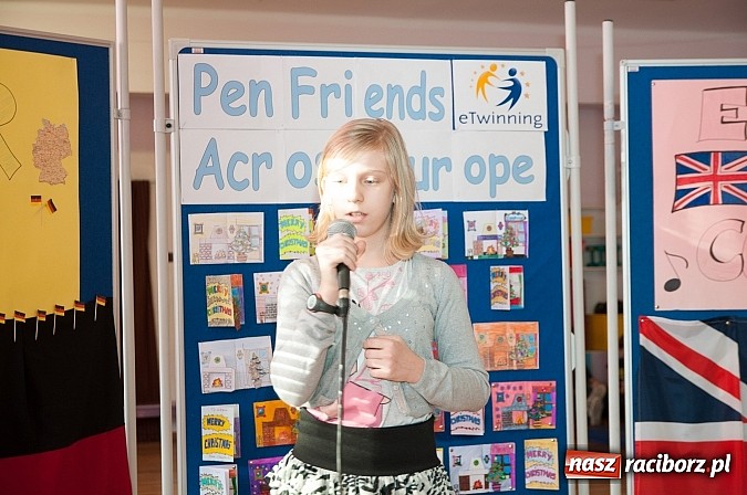 Zdjęcie w galerii na portalu naszraciborz.pl: Świąteczne piosenki w językach coraz mniej obcych w SP 18 wiadomości z regionu