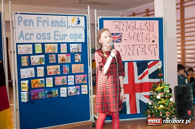 Zdjęcie w galerii na portalu naszraciborz.pl: Świąteczne piosenki w językach coraz mniej obcych w SP 18 wiadomości z regionu