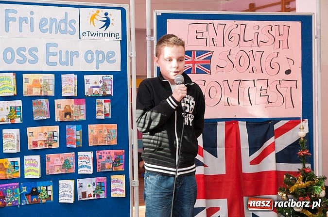 Zdjęcie w galerii na portalu naszraciborz.pl: Świąteczne piosenki w językach coraz mniej obcych w SP 18 wiadomości z regionu