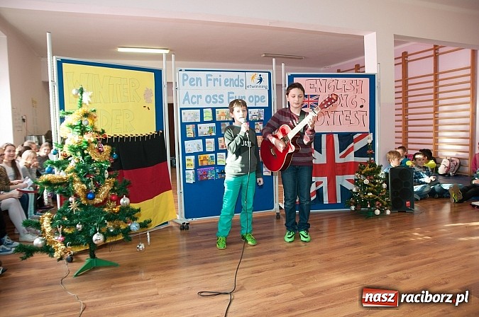 Zdjęcie w galerii na portalu naszraciborz.pl: Świąteczne piosenki w językach coraz mniej obcych w SP 18 wiadomości z regionu