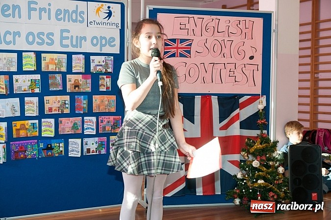 Zdjęcie w galerii na portalu naszraciborz.pl: Świąteczne piosenki w językach coraz mniej obcych w SP 18 wiadomości z regionu