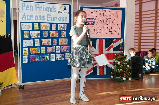 Zdjęcie w galerii na portalu naszraciborz.pl: Świąteczne piosenki w językach coraz mniej obcych w SP 18 wiadomości z regionu