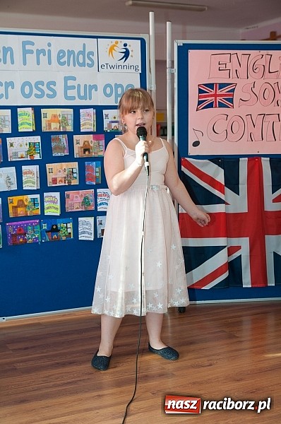 Zdjęcie w galerii na portalu naszraciborz.pl: Świąteczne piosenki w językach coraz mniej obcych w SP 18 wiadomości z regionu