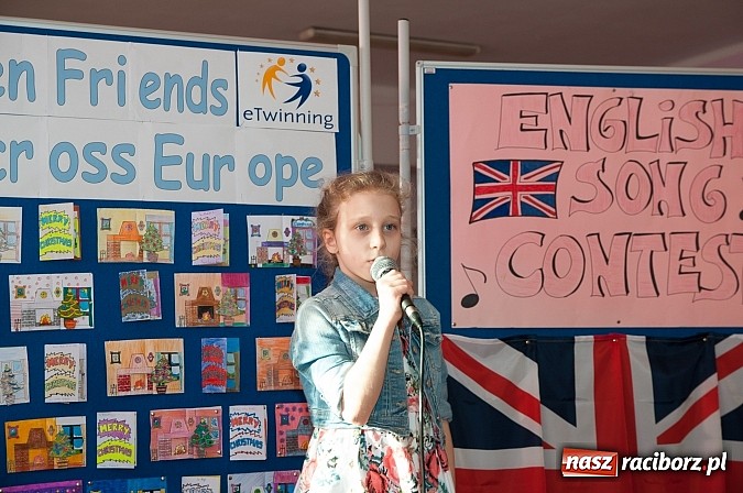 Zdjęcie w galerii na portalu naszraciborz.pl: Świąteczne piosenki w językach coraz mniej obcych w SP 18 wiadomości z regionu