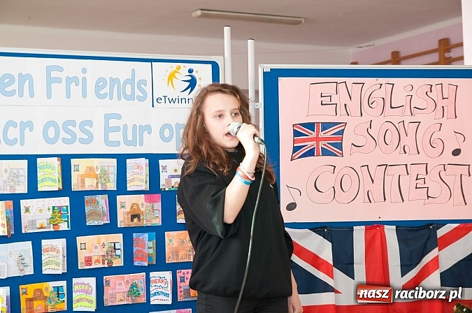 Zdjęcie w galerii na portalu naszraciborz.pl: Świąteczne piosenki w językach coraz mniej obcych w SP 18 wiadomości z regionu