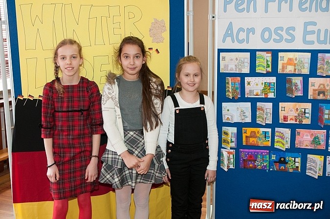 Zdjęcie w galerii na portalu naszraciborz.pl: Świąteczne piosenki w językach coraz mniej obcych w SP 18 wiadomości z regionu