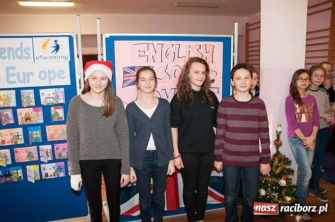 Zdjęcie w galerii na portalu naszraciborz.pl: Świąteczne piosenki w językach coraz mniej obcych w SP 18 wiadomości z regionu