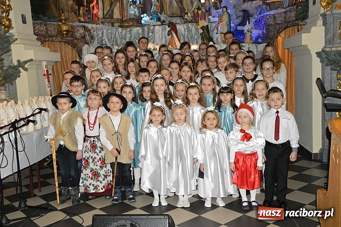 Zdjęcie w galerii na portalu naszraciborz.pl: Kolędowanie przy żłóbku w Tworkowie wiadomości z regionu