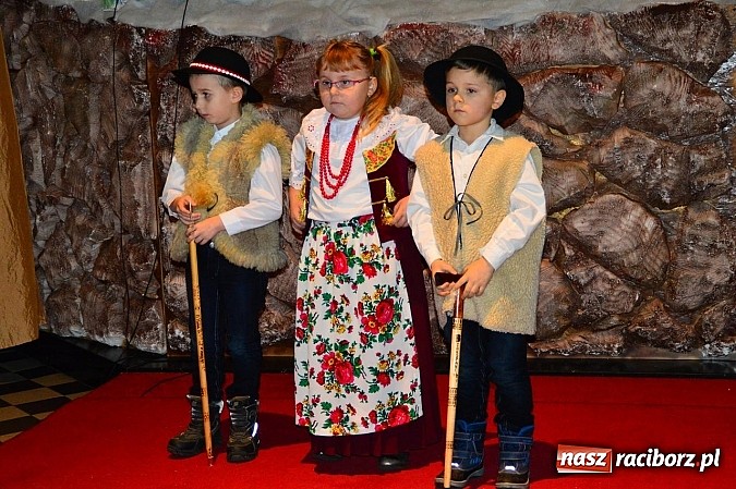 Zdjęcie w galerii na portalu naszraciborz.pl: Kolędowanie przy żłóbku w Tworkowie wiadomości z regionu