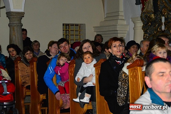 Zdjęcie w galerii na portalu naszraciborz.pl: Kolędowanie przy żłóbku w Tworkowie wiadomości z regionu