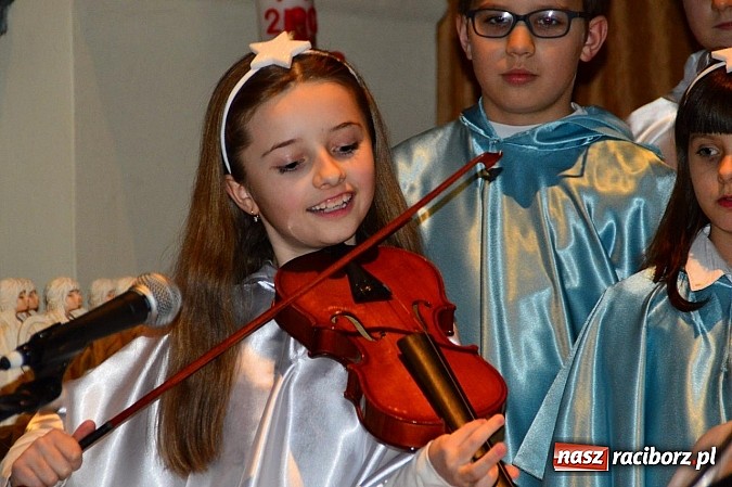 Zdjęcie w galerii na portalu naszraciborz.pl: Kolędowanie przy żłóbku w Tworkowie wiadomości z regionu