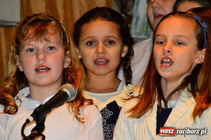 Zdjęcie w galerii na portalu naszraciborz.pl: Kolędowanie przy żłóbku w Tworkowie wiadomości z regionu