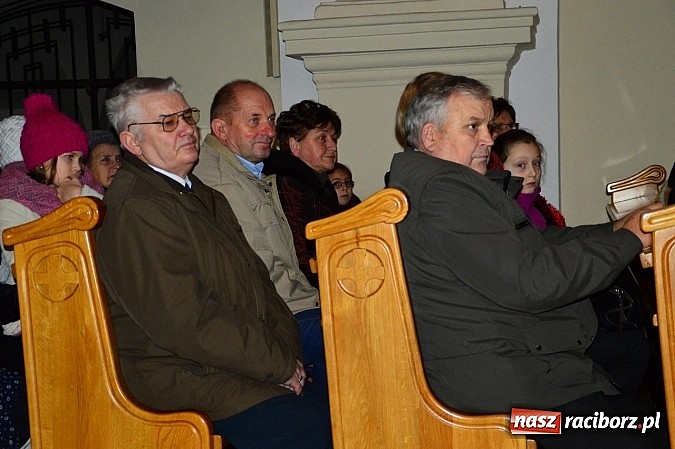 Zdjęcie w galerii na portalu naszraciborz.pl: Kolędowanie przy żłóbku w Tworkowie wiadomości z regionu