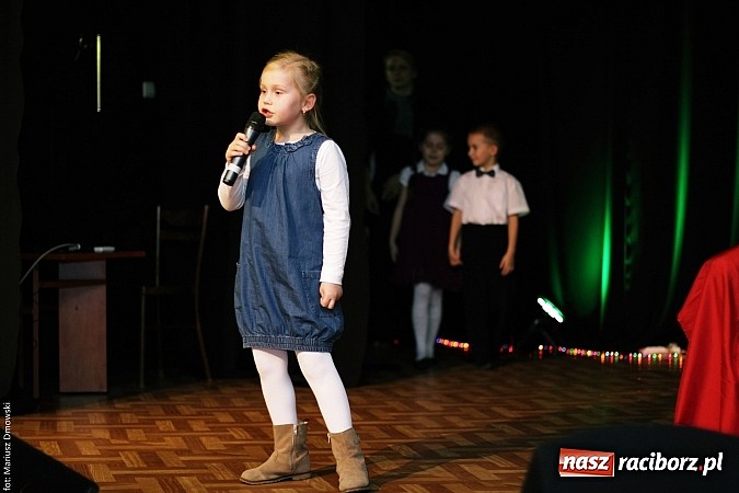 Zdjęcie w galerii na portalu naszraciborz.pl: Dzień Babci i Dziadka - barwne występy w MDK wiadomości z regionu