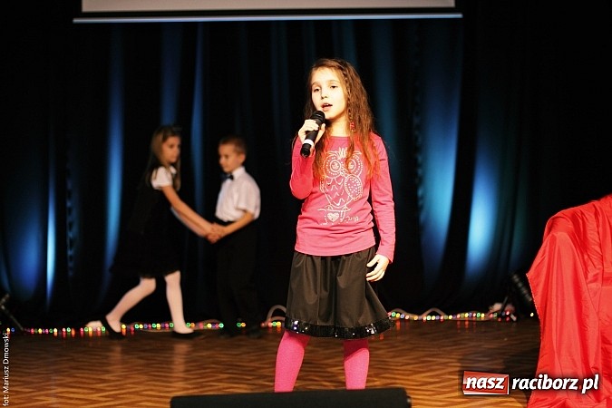 Zdjęcie w galerii na portalu naszraciborz.pl: Dzień Babci i Dziadka - barwne występy w MDK wiadomości z regionu