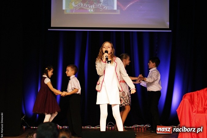 Zdjęcie w galerii na portalu naszraciborz.pl: Dzień Babci i Dziadka - barwne występy w MDK wiadomości z regionu