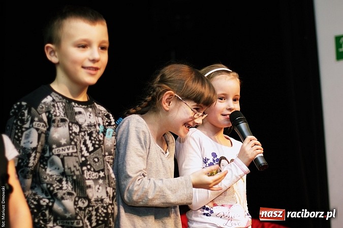 Zdjęcie w galerii na portalu naszraciborz.pl: Dzień Babci i Dziadka - barwne występy w MDK wiadomości z regionu