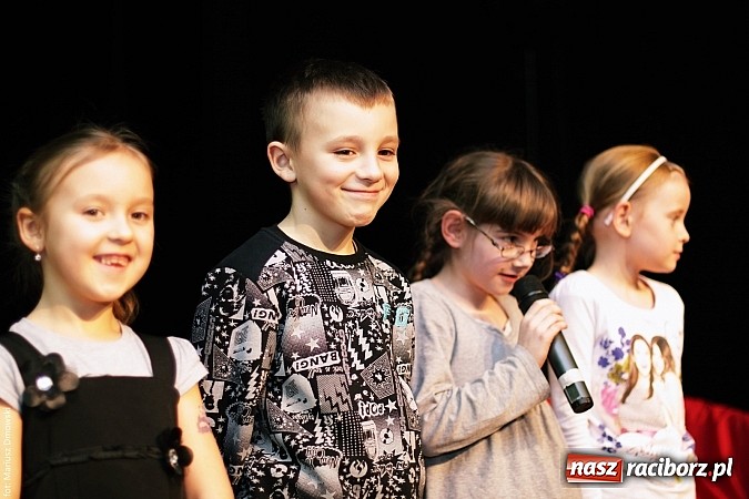 Zdjęcie w galerii na portalu naszraciborz.pl: Dzień Babci i Dziadka - barwne występy w MDK wiadomości z regionu