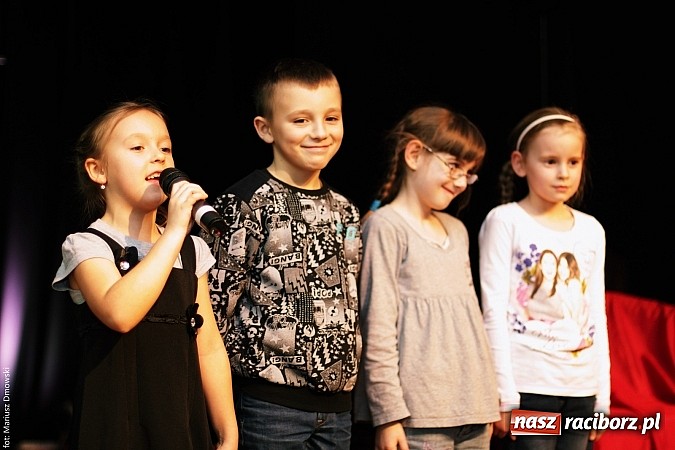 Zdjęcie w galerii na portalu naszraciborz.pl: Dzień Babci i Dziadka - barwne występy w MDK wiadomości z regionu