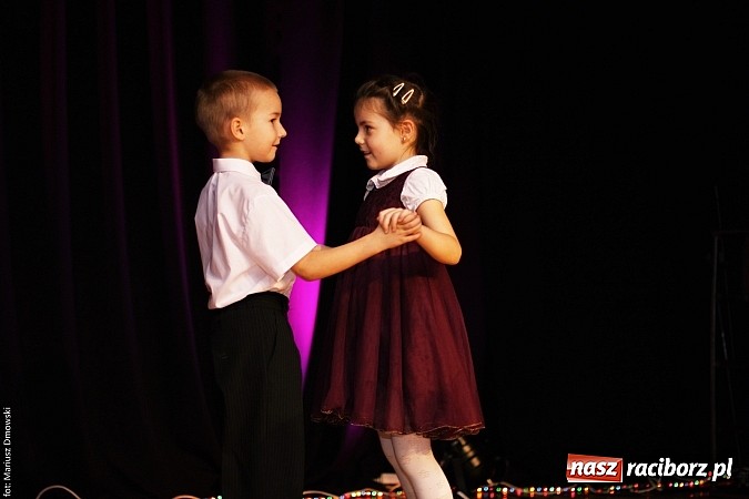 Zdjęcie w galerii na portalu naszraciborz.pl: Dzień Babci i Dziadka - barwne występy w MDK wiadomości z regionu