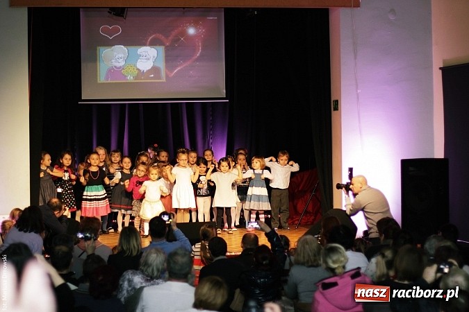 Zdjęcie w galerii na portalu naszraciborz.pl: Dzień Babci i Dziadka - barwne występy w MDK wiadomości z regionu