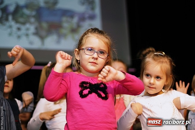 Zdjęcie w galerii na portalu naszraciborz.pl: Dzień Babci i Dziadka - barwne występy w MDK wiadomości z regionu