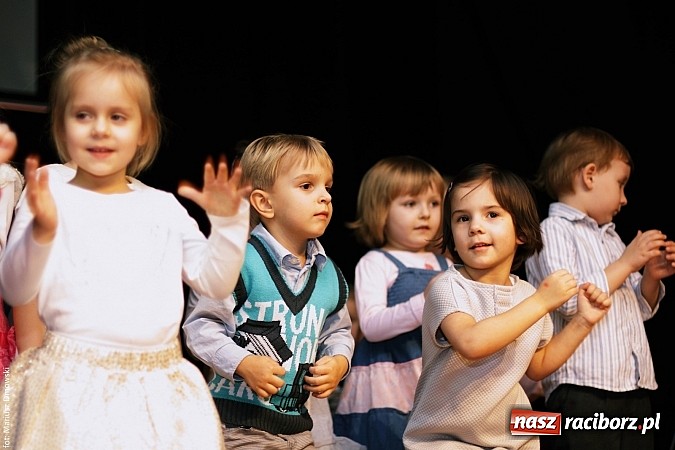 Zdjęcie w galerii na portalu naszraciborz.pl: Dzień Babci i Dziadka - barwne występy w MDK wiadomości z regionu