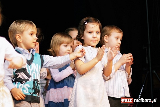 Zdjęcie w galerii na portalu naszraciborz.pl: Dzień Babci i Dziadka - barwne występy w MDK wiadomości z regionu