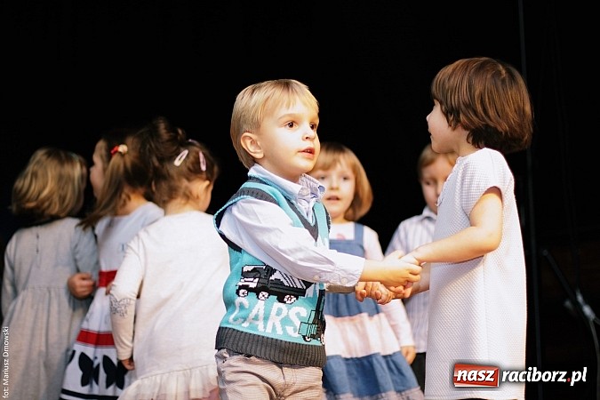 Zdjęcie w galerii na portalu naszraciborz.pl: Dzień Babci i Dziadka - barwne występy w MDK wiadomości z regionu