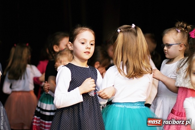 Zdjęcie w galerii na portalu naszraciborz.pl: Dzień Babci i Dziadka - barwne występy w MDK wiadomości z regionu