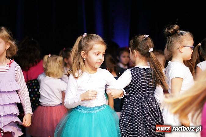 Zdjęcie w galerii na portalu naszraciborz.pl: Dzień Babci i Dziadka - barwne występy w MDK wiadomości z regionu