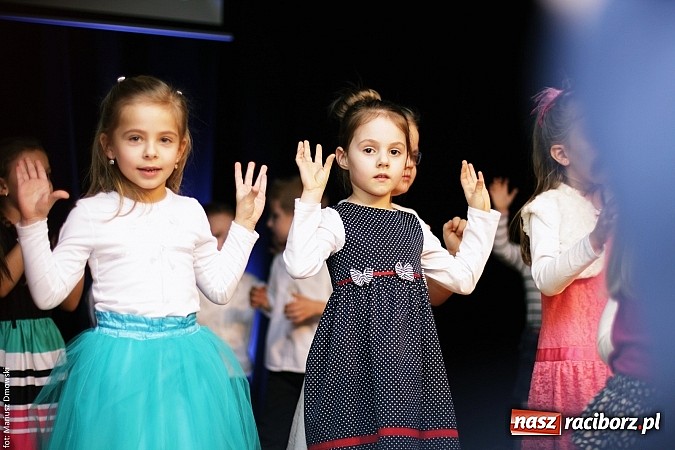 Zdjęcie w galerii na portalu naszraciborz.pl: Dzień Babci i Dziadka - barwne występy w MDK wiadomości z regionu