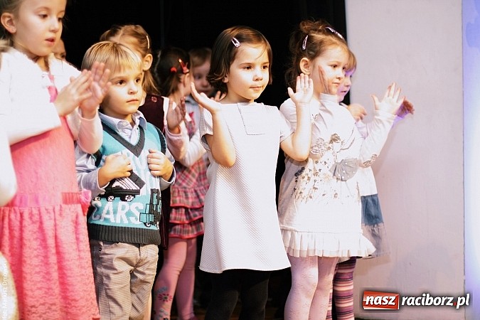 Zdjęcie w galerii na portalu naszraciborz.pl: Dzień Babci i Dziadka - barwne występy w MDK wiadomości z regionu