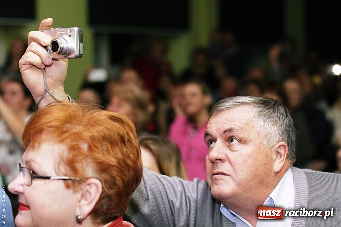 Zdjęcie w galerii na portalu naszraciborz.pl: Dzień Babci i Dziadka - barwne występy w MDK wiadomości z regionu