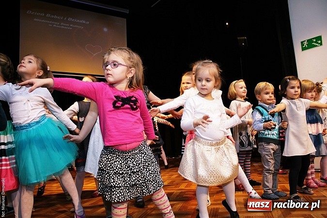 Zdjęcie w galerii na portalu naszraciborz.pl: Dzień Babci i Dziadka - barwne występy w MDK wiadomości z regionu