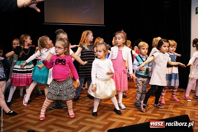 Zdjęcie w galerii na portalu naszraciborz.pl: Dzień Babci i Dziadka - barwne występy w MDK wiadomości z regionu